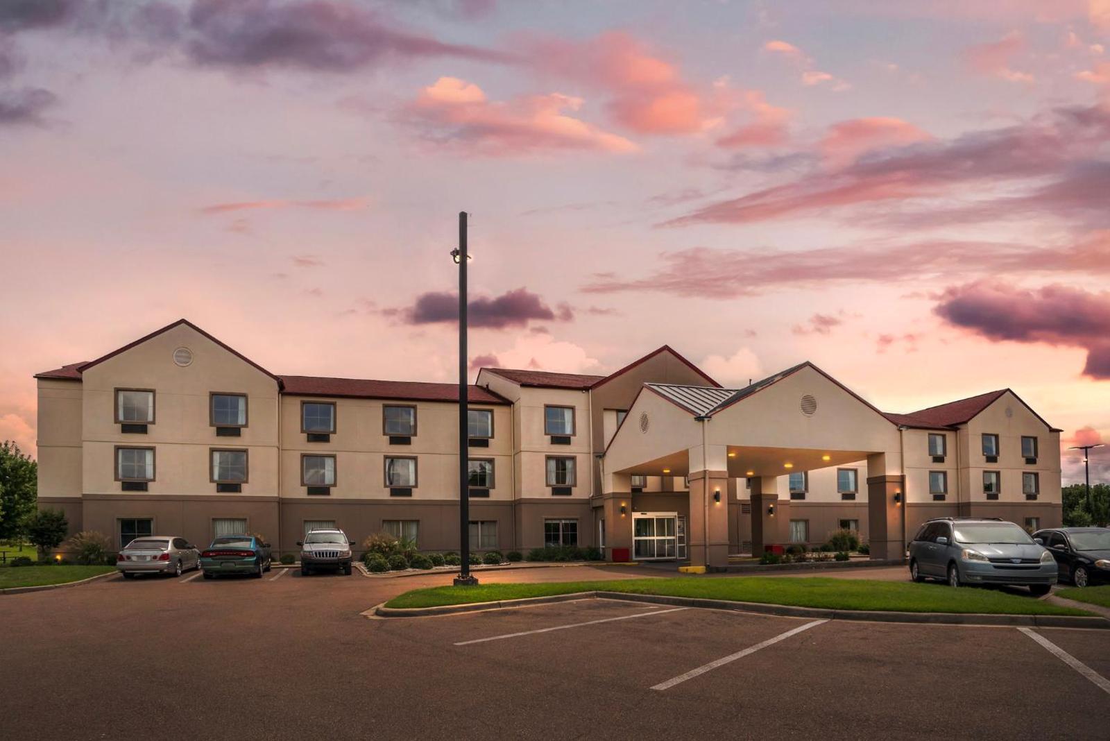 Red Roof Inn & Suites Vicksburg Main image 2